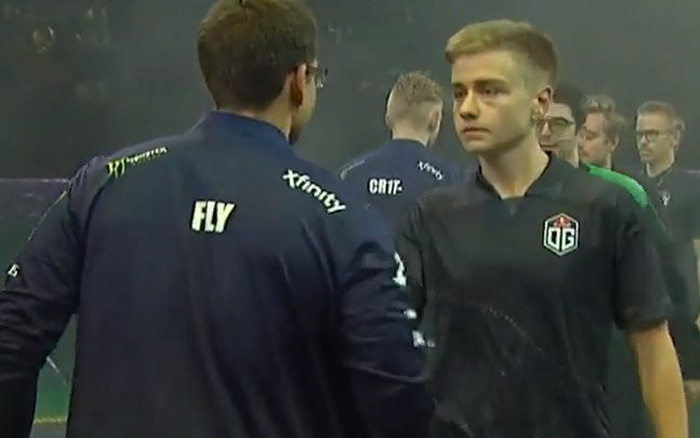 The dramatic handshake of N0tail and Fly at TI8 before their game